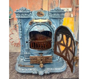 Caminetto antico o meglio stufa antica Deville, modello chiamato "La Chatte", in ghisa e ghisa smaltata di colore celeste, blu. 2