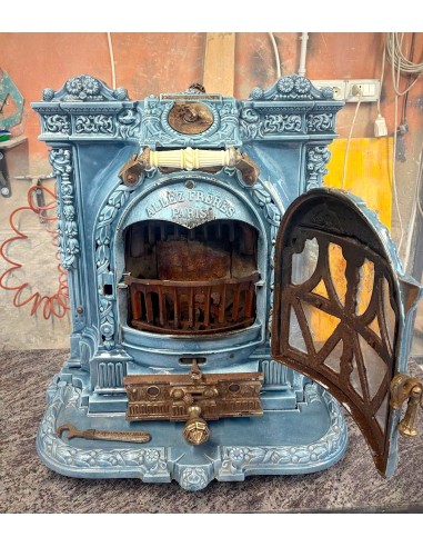 Caminetto antico o meglio stufa antica Deville, modello chiamato "La Chatte", in ghisa e ghisa smaltata di colore celeste, blu.