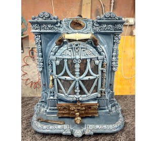 Caminetto antico o meglio stufa antica Deville, modello chiamato "La Chatte", in ghisa e ghisa smaltata di colore celeste, blu.