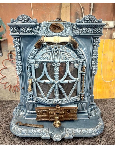 Caminetto antico o meglio stufa antica Deville, modello chiamato "La Chatte", in ghisa e ghisa smaltata di colore celeste, blu.