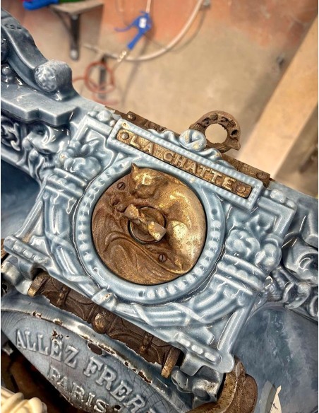 Caminetto antico o meglio stufa antica Deville, modello chiamato "La Chatte", in ghisa e ghisa smaltata di colore celeste, blu.