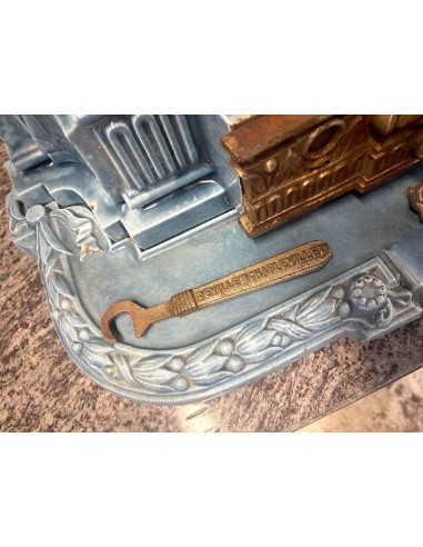 Caminetto antico o meglio stufa antica Deville, modello chiamato "La Chatte", in ghisa e ghisa smaltata di colore celeste, blu.