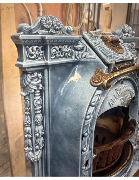 Caminetto antico o meglio stufa antica Deville, modello chiamato "La Chatte", in ghisa e ghisa smaltata di colore celeste, blu.