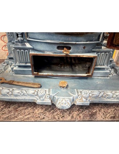 Caminetto antico o meglio stufa antica Deville, modello chiamato "La Chatte", in ghisa e ghisa smaltata di colore celeste, blu.