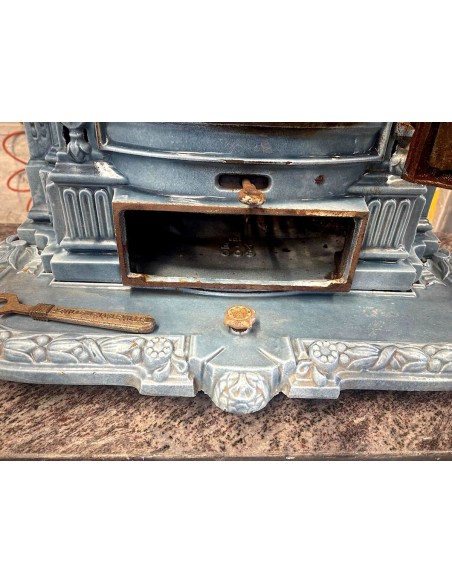 Caminetto antico o meglio stufa antica Deville, modello chiamato "La Chatte", in ghisa e ghisa smaltata di colore celeste, blu.
