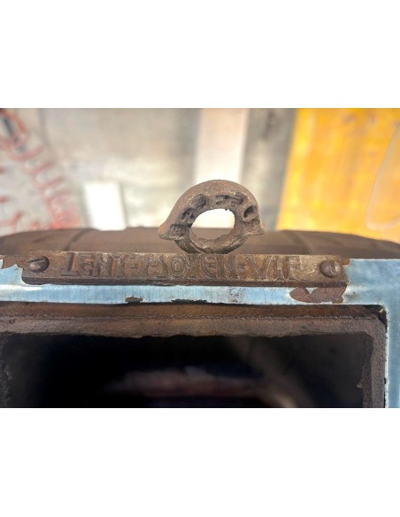 Caminetto antico o meglio stufa antica Deville, modello chiamato "La Chatte", in ghisa e ghisa smaltata di colore celeste, blu.