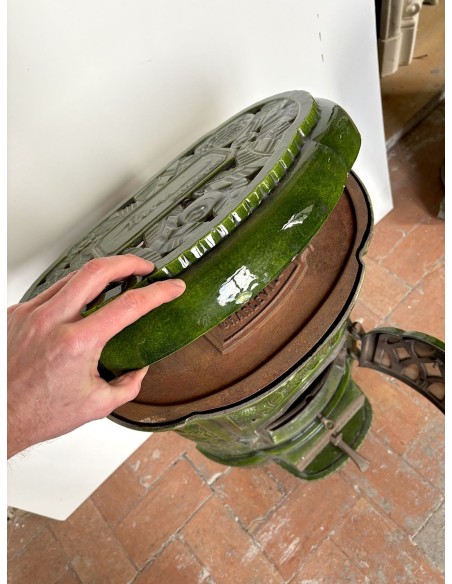 Stufa antica Deville "Hiver" in ghisa smaltata verde, con elementi decorativi floreali, d'epoca Art Deco. Autentica e rara.