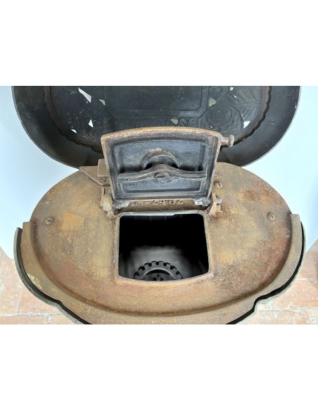 Stufa antica Deville "Hiver" in ghisa smaltata verde, con elementi decorativi floreali, d'epoca Art Deco. Autentica e rara.