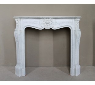 Caminetto antico "Trois Coquilles" in marmo Bianco. Questo camino in marmo è grazioso e raro per le sue piccole misure.