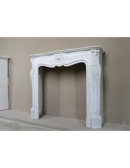 Caminetto antico "Trois Coquilles" in marmo Bianco. Questo camino in marmo è grazioso e raro per le sue piccole misure.