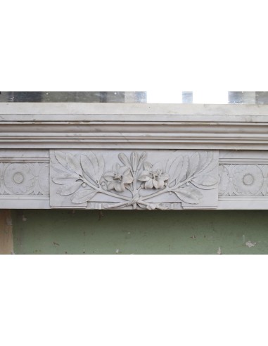 Eccezionale Camino Neoclassico di grandi dimensioni scolpito in marmo bianco di Carrara. Questo caminetto è anche a Versailles.