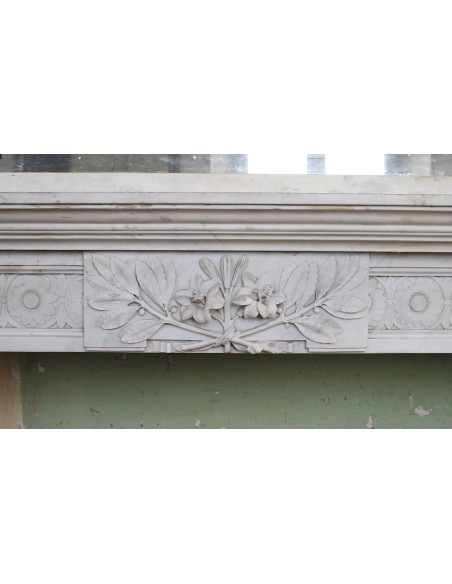 Eccezionale Camino Neoclassico di grandi dimensioni scolpito in marmo bianco di Carrara. Questo caminetto è anche a Versailles.