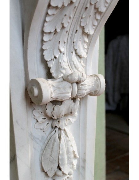 Eccezionale Camino Neoclassico di grandi dimensioni scolpito in marmo bianco di Carrara. Questo caminetto è anche a Versailles.