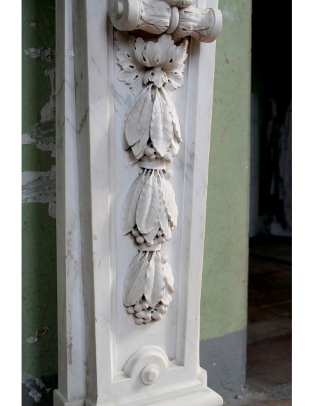 Eccezionale Camino Neoclassico di grandi dimensioni scolpito in marmo bianco di Carrara. Questo caminetto è anche a Versailles.
