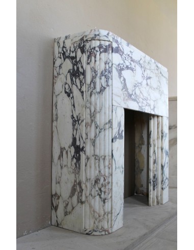 Camino antico d'epoca Art Deco caratterizzato da linee iconiche e scolpito in un raffinatissimo marmo Calacatta Viola Dorato.