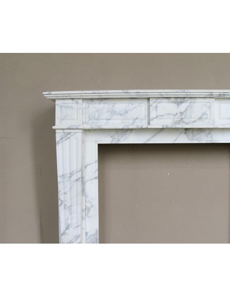 Camino Neoclassico Cannelure di grandi dimensioni scolpito in marmo bianco venato, uno splendido marmo Arabescato.
