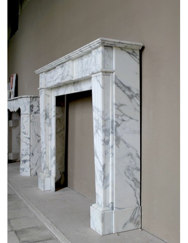 Camino Neoclassico Cannelure di grandi dimensioni scolpito in marmo bianco venato, uno splendido marmo Arabescato.