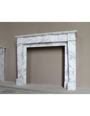 Camino Neoclassico Cannelure di grandi dimensioni scolpito in marmo bianco venato, uno splendido marmo Arabescato.