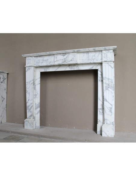 Camino Neoclassico Cannelure di grandi dimensioni scolpito in marmo bianco venato, uno splendido marmo Arabescato.