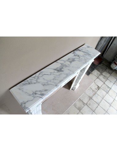 Camino Neoclassico Cannelure di grandi dimensioni scolpito in marmo bianco venato, uno splendido marmo Arabescato.