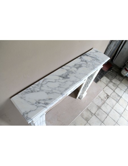 Camino Neoclassico Cannelure di grandi dimensioni scolpito in marmo bianco venato, uno splendido marmo Arabescato.