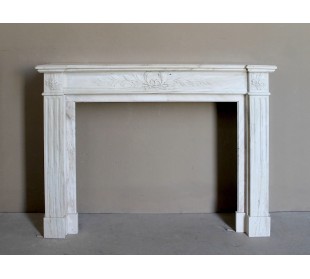 Camino antico neoclassico con decoro a ramo d'ulivo in marmo Cremo Delicato, a prezzo scontato.