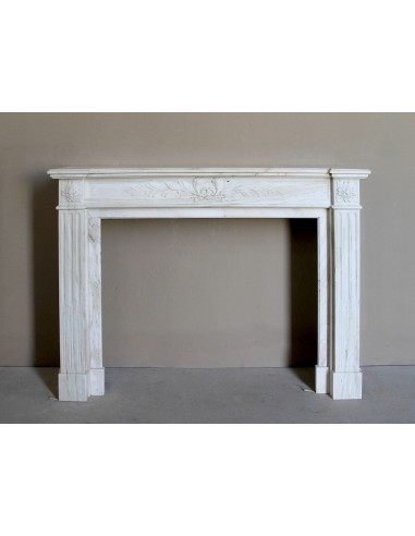 Camino antico neoclassico con decoro a ramo d'ulivo in marmo Cremo Delicato, a prezzo scontato.