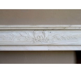 Camino antico neoclassico con decoro a ramo d'ulivo in marmo Cremo Delicato, a prezzo scontato. 2