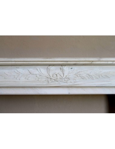 Camino antico neoclassico con decoro a ramo d'ulivo in marmo Cremo Delicato, a prezzo scontato.