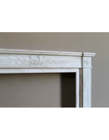 Camino antico neoclassico con decoro a ramo d'ulivo in marmo Cremo Delicato, a prezzo scontato.