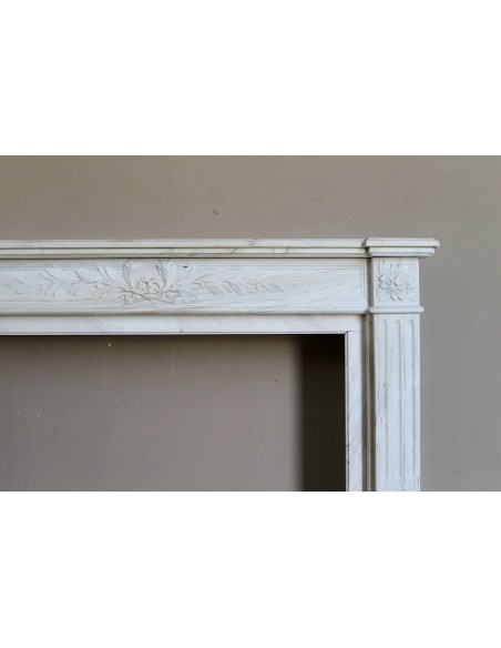 Camino antico neoclassico con decoro a ramo d'ulivo in marmo Cremo Delicato, a prezzo scontato.