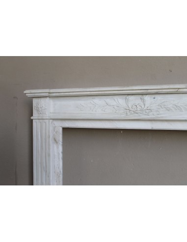 Camino antico neoclassico con decoro a ramo d'ulivo in marmo Cremo Delicato, a prezzo scontato.