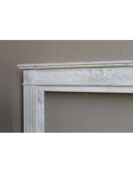 Camino antico neoclassico con decoro a ramo d'ulivo in marmo Cremo Delicato, a prezzo scontato.