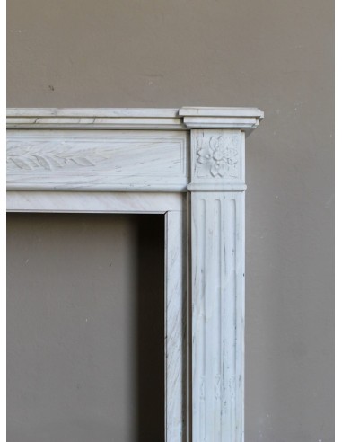 Camino antico neoclassico con decoro a ramo d'ulivo in marmo Cremo Delicato, a prezzo scontato.