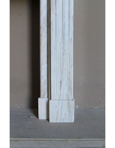 Camino antico neoclassico con decoro a ramo d'ulivo in marmo Cremo Delicato, a prezzo scontato.