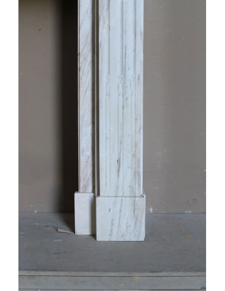 Camino antico neoclassico con decoro a ramo d'ulivo in marmo Cremo Delicato, a prezzo scontato.