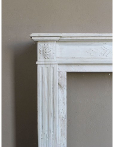 Camino antico neoclassico con decoro a ramo d'ulivo in marmo Cremo Delicato, a prezzo scontato.