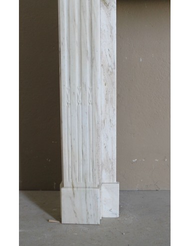 Camino antico neoclassico con decoro a ramo d'ulivo in marmo Cremo Delicato, a prezzo scontato.