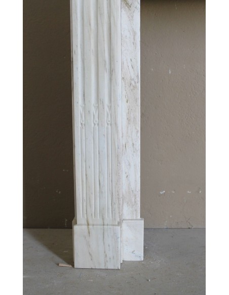 Camino antico neoclassico con decoro a ramo d'ulivo in marmo Cremo Delicato, a prezzo scontato.