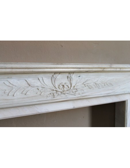 Camino antico neoclassico con decoro a ramo d'ulivo in marmo Cremo Delicato, a prezzo scontato.