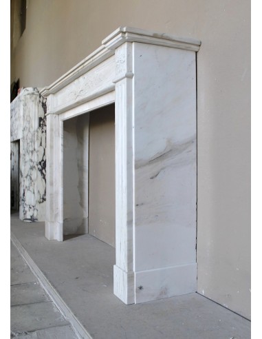 Camino antico neoclassico con decoro a ramo d'ulivo in marmo Cremo Delicato, a prezzo scontato.