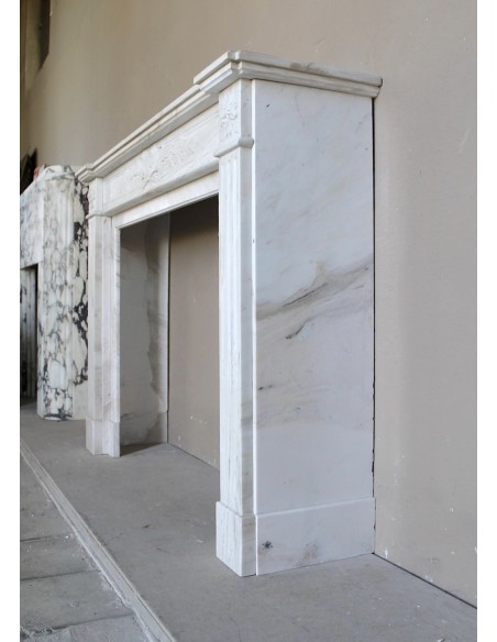 Camino antico neoclassico con decoro a ramo d'ulivo in marmo Cremo Delicato, a prezzo scontato.