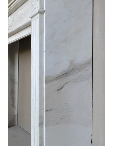 Camino antico neoclassico con decoro a ramo d'ulivo in marmo Cremo Delicato, a prezzo scontato.
