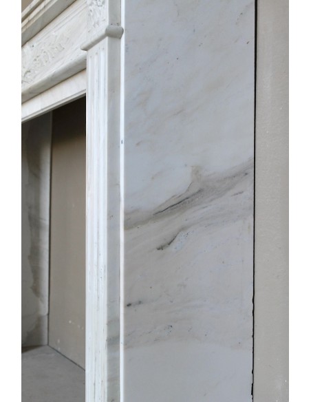 Camino antico neoclassico con decoro a ramo d'ulivo in marmo Cremo Delicato, a prezzo scontato.