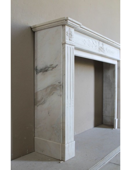 Camino antico neoclassico con decoro a ramo d'ulivo in marmo Cremo Delicato, a prezzo scontato.
