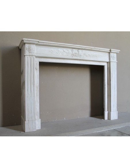 Camino antico neoclassico con decoro a ramo d'ulivo in marmo Cremo Delicato, a prezzo scontato.