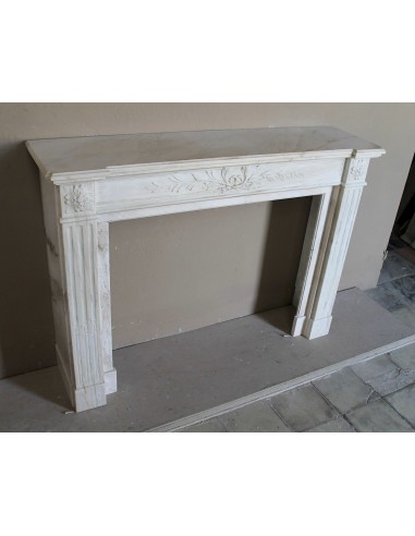 Camino antico neoclassico con decoro a ramo d'ulivo in marmo Cremo Delicato, a prezzo scontato.