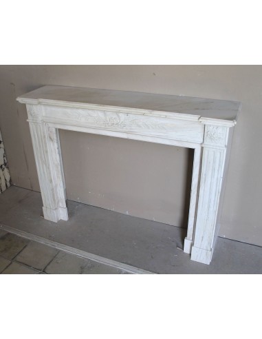 Camino antico neoclassico con decoro a ramo d'ulivo in marmo Cremo Delicato, a prezzo scontato.