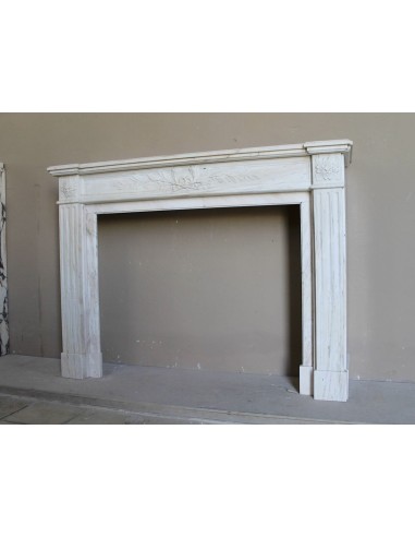 Camino antico neoclassico con decoro a ramo d'ulivo in marmo Cremo Delicato, a prezzo scontato.