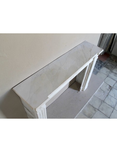 Camino antico neoclassico con decoro a ramo d'ulivo in marmo Cremo Delicato, a prezzo scontato.